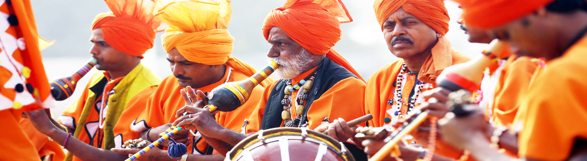 बीन, एक वाद्य यंत्र बजाते हुए संगीतकार