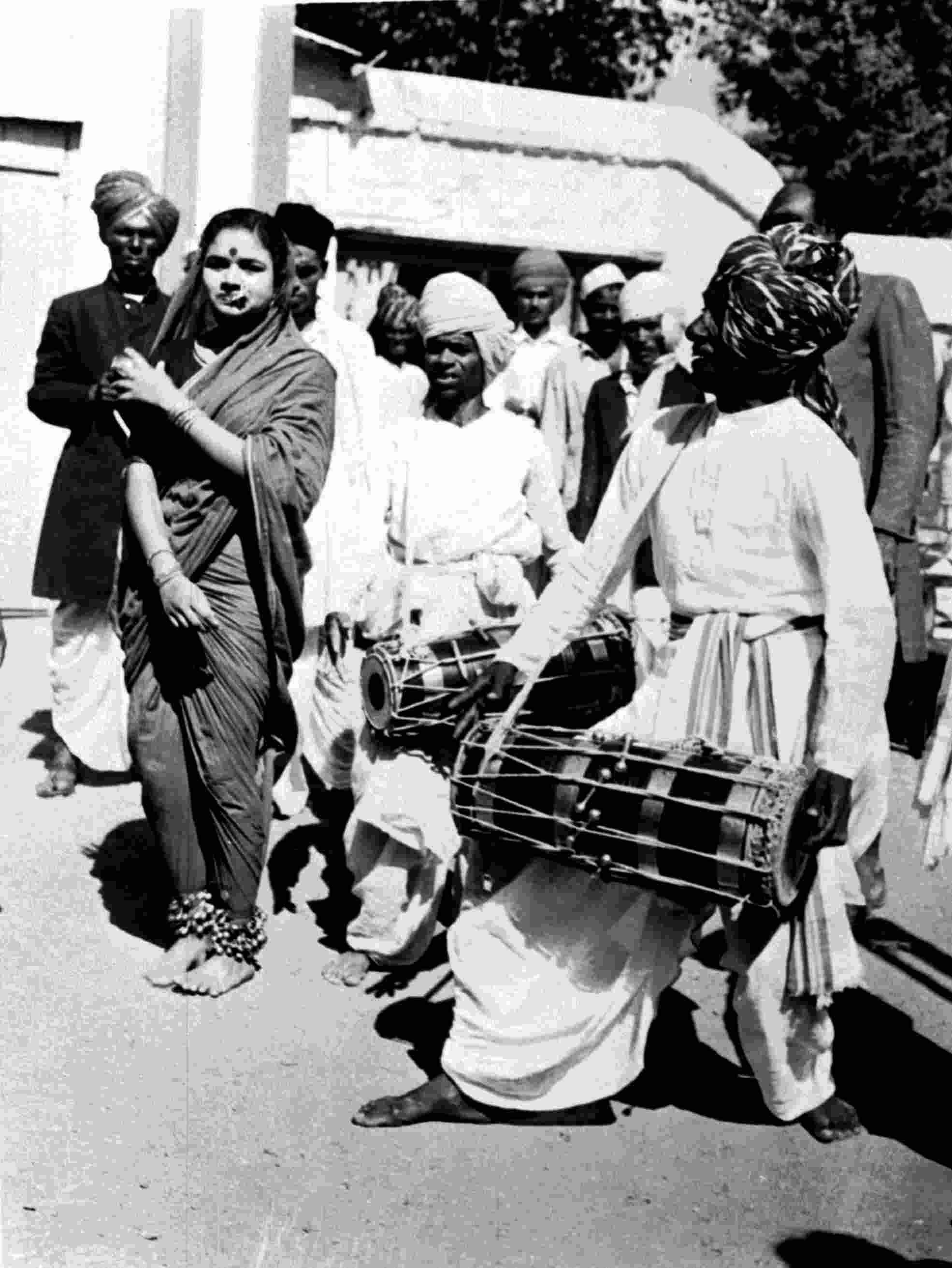 Tamasha_folk_theatre_of_Maharashtra_1